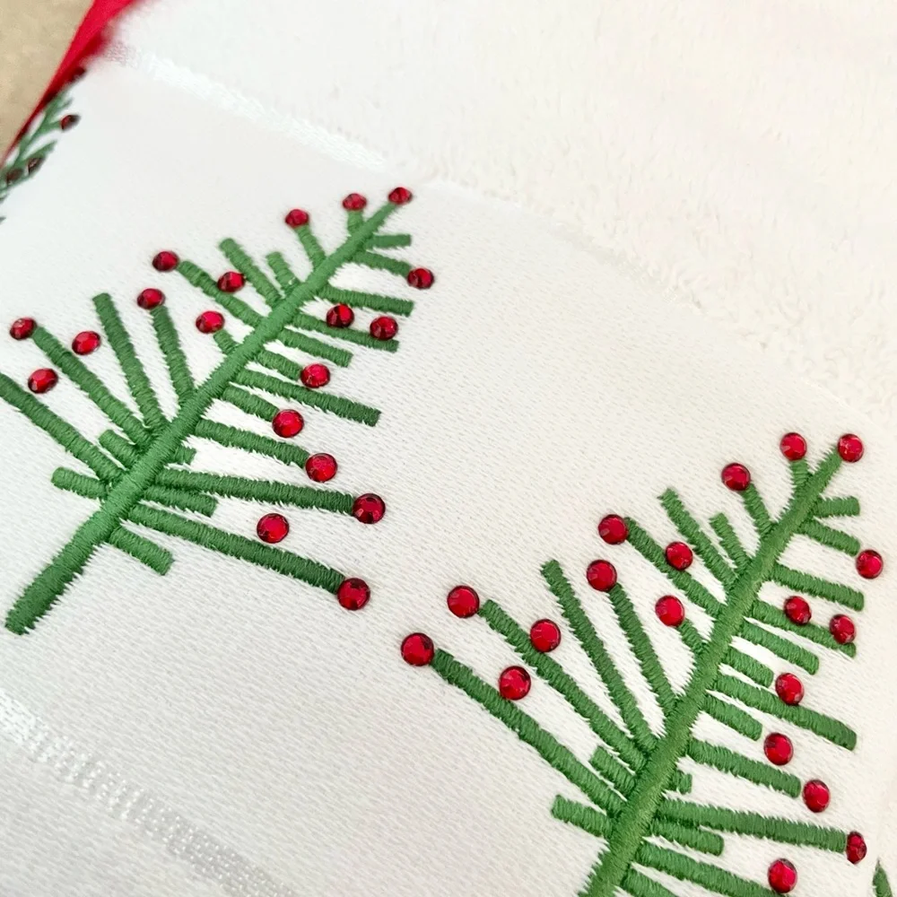 NWT SET OF 2 Jeweled Christmas Tree Hand Towels